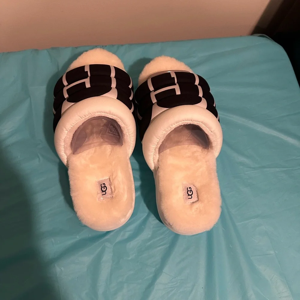 UGG W Maxi Slide Logo in White - Picture 6 of 8